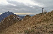 74 A dx croce e bivacco Locatelli del Due Mani (1656 m) e Resegone a sx